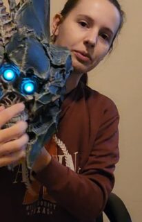I got a lot of questions about the Savathûn mask so here's a long video that covers my vision, construction, how the movement works and how much it weighs. Tap to see the full video, only plays 1min in feed.

Full Savathûn cosplay reveal is for Bungie day tomorrow!

I saved how I made the rest of this costume in the highlight dedicated to the Savathûn build on my profile!

#cosplay #ad #cosplaylife #dutchcosplay #cosplayer #destiny #destiny2 #savathun #thewitchqueen #savathuncosplay #destinycosplay #cosplaywip #cosplayprogress #3dprint #3dprinted #3dprinting @destinythegameuk
@destinythegame